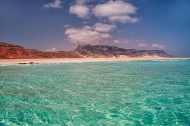  Hint Okyanusu 'ndaki bir adanın kıyısında. Zümrüt su, el değmemiş plajlar, vahşi kayalık kıyılar. İnanılmaz bir manzara. Sudan manzara. Yemen. Socotra.