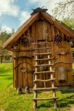 Eski çalışma araçları ve ahşap bir ahırın duvarında günlük yaşam. Avrupa kültürü ve gelenekleri. Ukrayna.