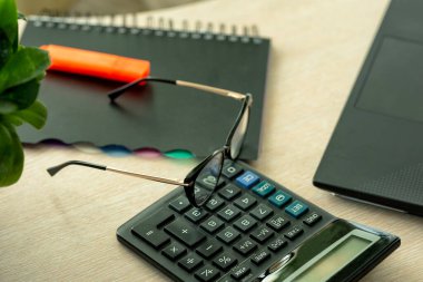 Bilgisayar hesap makinesi ve belgeler masada. işyeri