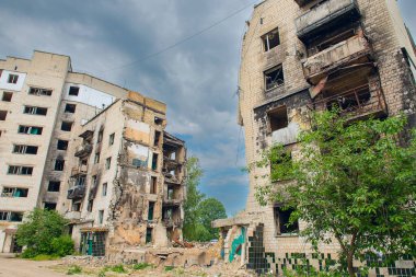 Yangından ve roket çarpmasından sonra yanmış binalar. Ukrayna. Kyiv bölgesi. Borodyanka.