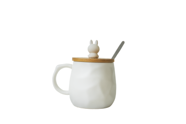 beyaz seramik şeker kasesi kaşık ve kapağı seramik bir hayvan figürüyle. Şeffaf bir arkaplanda izole edilmiş. PNG biçimi kullanılabilir