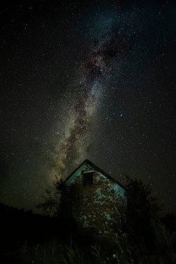 Eski harabe ev ve Samanyolu. Yıldızlı ve harabeli gece fotoğrafı.