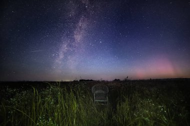 Perseid meteor yağmuru ve kuzey ışıkları. Ukrayna 'nın kuzeyi. Gece fotoğrafı. 12-14 Ağustos, 2024 Gece Fotoğraflı Samanyolu, kayan yıldız ve kuzey ışıkları. Çiçekli eski sandalye tarlası 