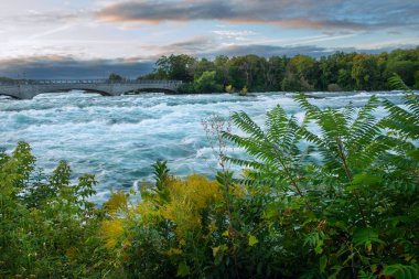 Şafak vakti Niagara Nehri 'nin azgın nehirleri. Uzun pozlama.