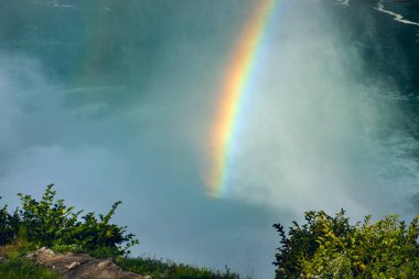 Niagara 'nın öfkeli akıntısı suyla dolup taşar.