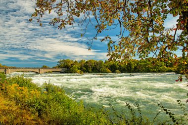 Kızgın Niagara Nehri güneşli bir sonbahar gününde.