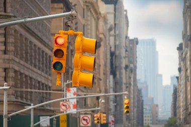 New York sokakları. Evler arasındaki uzaklık trafik ışığı ve görüntüsü.