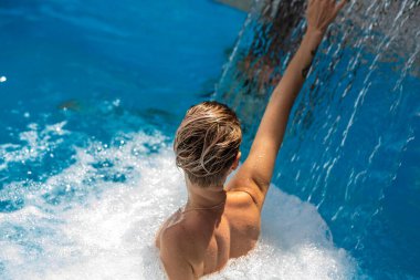 Bir kadın, suyun altındaki havuzda dinlenmekten hoşlanır..