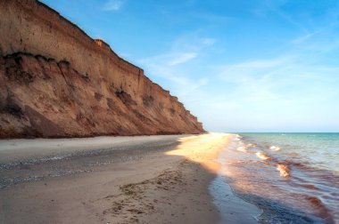 Uçsuz bucaksız kıyıları olan ıssız bir sahil.
