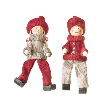 Kırmızı örgülü takım elbiseli bir kız ve erkek figürleri oturuyor. Beyaz arkaplanda izole. 