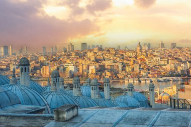 İstanbul 'daki gözlem güvertesinden gün batımında görüş. Çatılar dolusu ev, boğaz ve güneşli gün batımında şehrin görkemli manzarası. Kamyon.