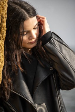  Kendine güvenen, özgür genç bir kızın anın tadını çıkardığı görüntüsü. Güneşli yüzü bir aydınlık, romantizm ve doğal güzellik atmosferi yaratıyor. Kendini keşfetme, gençlik, hayaller, 