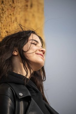  Kendine güvenen, özgür genç bir kızın anın tadını çıkardığı görüntüsü. Güneşli yüzü bir aydınlık, romantizm ve doğal güzellik atmosferi yaratıyor. Kendini keşfetme, gençlik, hayaller, 