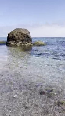 Deniz kıyısı, kayalık sahil, baharın başlarında güneşli bir günde, Karadeniz.