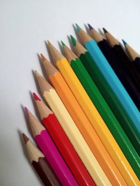 Renkli kalemler ve renkli pastel. Beyaz arkaplanda izole et