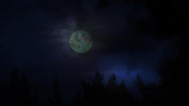 Bulutlu dramatik dolunay ve gece gök gürültüsü. Açılış ekranı, podcast, cadılar bayramı, korku içeriği için ürkütücü ve korkutucu