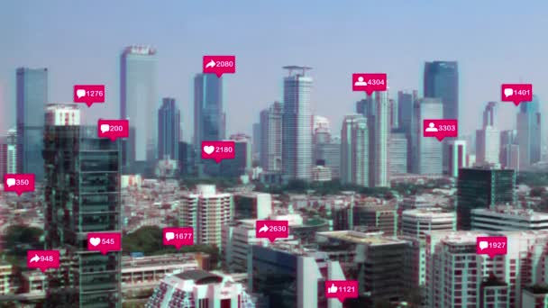 4K社交媒体弹出图标计数器飞越市区上空 通过社交网络进行交往联系 新追随者 分享社交媒体营销的数量 — 图库视频影像
