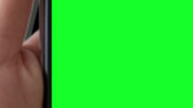 Boş Yeşil Ekran ile el yakınlaştırmalı akıllı telefon, alfa kanalının şeffaf arkaplanda izole edilmiş. Sunum web tasarımı ve iş dünyası için animasyon modeli.