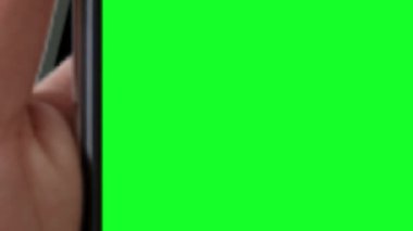 Smartphone yakınlaştırmalı ve boş yeşil ekranla döndürmeli, alfa kanalı şeffaf arkaplanda izole edilmiş. Sunum web tasarımı ve iş dünyası için animasyon modeli