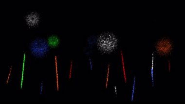 Alfa kanalı şeffaf arkaplanda renkli havai fişek hareketi grafikleri canlandırılıyor. çok renkli patlama kutlaması festivali örtüşüyor. 4k video