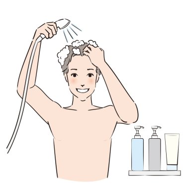 Bir adam şampuanlı saçlarını duşta yıkıyor.