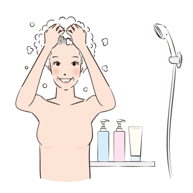 Şampuanı köpürten ve saçlarını iyice yıkayan bir kadın.