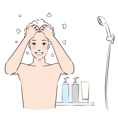 Şampuanı köpürten ve saçlarını iyice yıkayan bir adam.