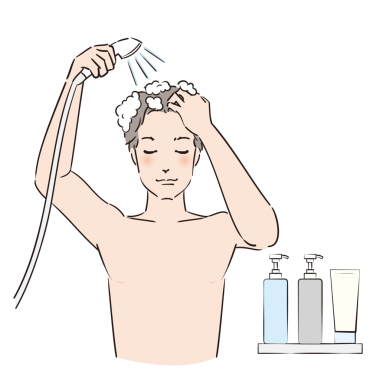 Bir adam şampuanlı saçlarını duşta yıkıyor.