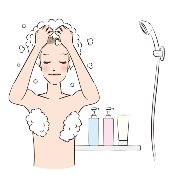 Şampuanı köpürten ve saçlarını iyice yıkayan bir kadın.