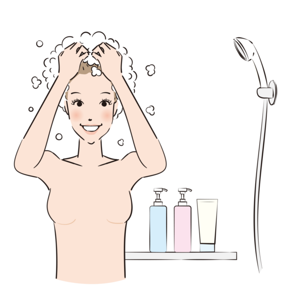 Şampuanı köpürten ve saçlarını iyice yıkayan bir kadın.