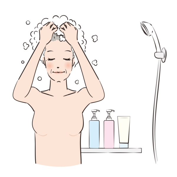 Şampuanı köpürten ve saçlarını iyice yıkayan bir kadın.