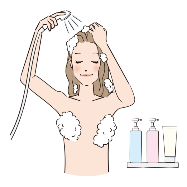 Bir kadın şampuanlı saçlarını duşta yıkıyor.