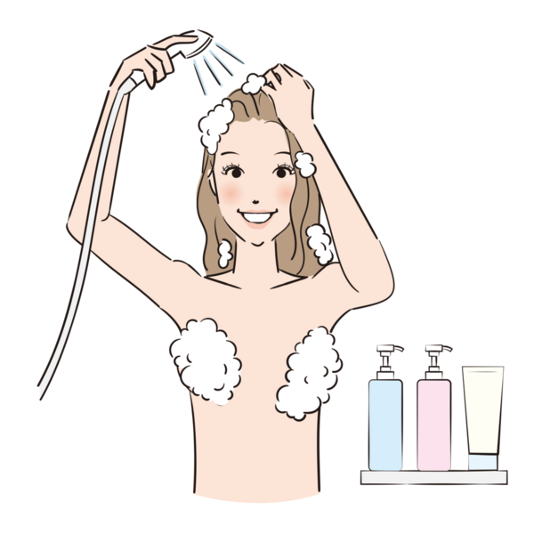 Bir kadın şampuanlı saçlarını duşta yıkıyor.