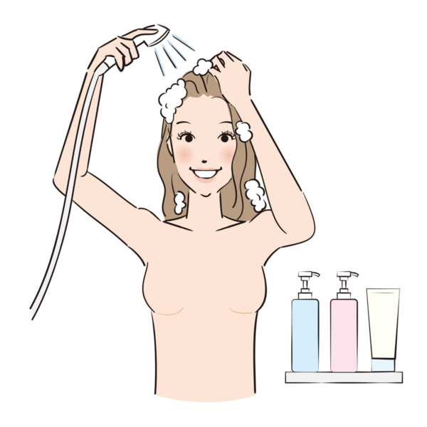 Bir kadın şampuanlı saçlarını duşta yıkıyor.