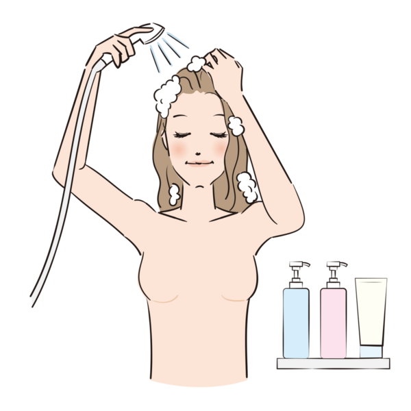 Bir kadın şampuanlı saçlarını duşta yıkıyor.