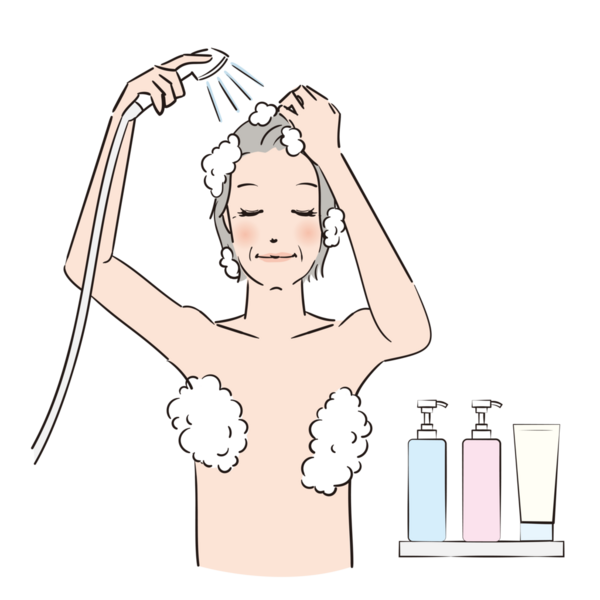 Bir kadın şampuanlı saçlarını duşta yıkıyor.