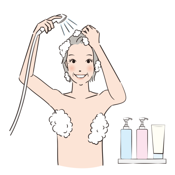 Bir kadın şampuanlı saçlarını duşta yıkıyor.