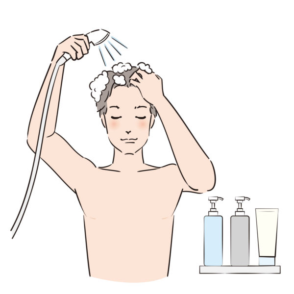 Bir adam şampuanlı saçlarını duşta yıkıyor.