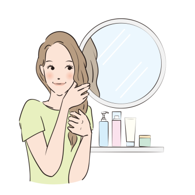 Saçlarına özenle bakan uzun saçlı bir kadın.