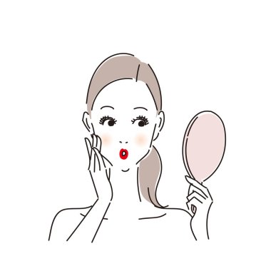 Güzel bir kadın el aynasıyla tenini kontrol ediyor.