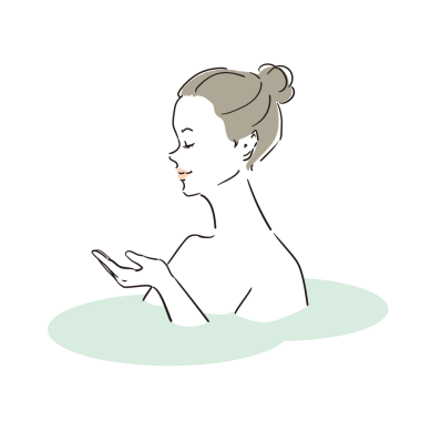 Güzel bir kadın güzel bir banyo yapıyor.