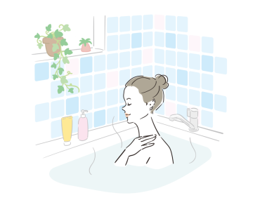 Güzel bir kadın güzel bir banyo yapıyor.