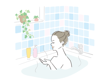 Güzel bir kadın güzel bir banyo yapıyor.