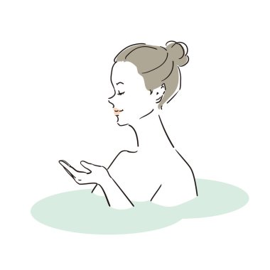 Güzel bir kadın güzel bir banyo yapıyor.