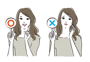 Kartla doğru olup olmadığına karar veren güzel bir kadın.