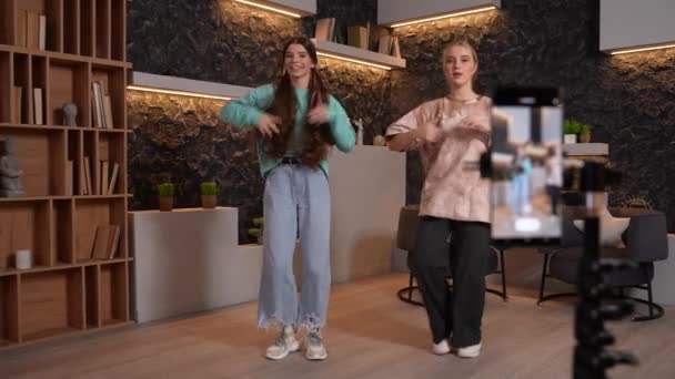 Dvě Hezké Dívky Natáčí Své Rytmické Synchronizované Taneční Pohyby Mladé — Stock video