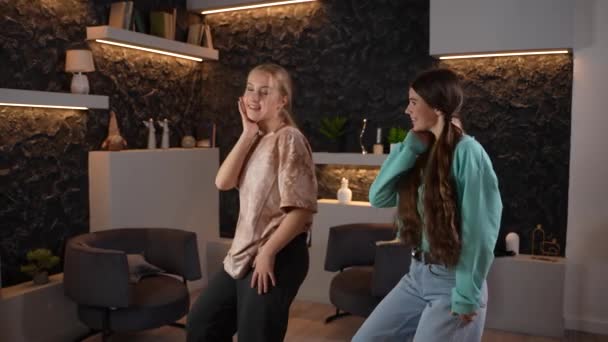 Vista Lateral Dois Adolescentes Dançando Casa Criando Conteúdo Para Redes — Vídeo de Stock