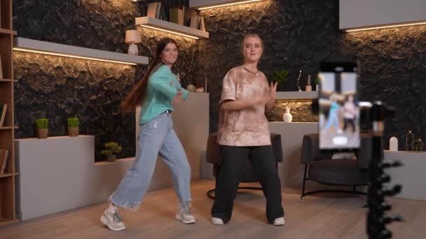 Hermosas Chicas Adolescentes Bailando Hip Hop Sonriendo Divirtiéndose Juntas Casa — Vídeo de stock