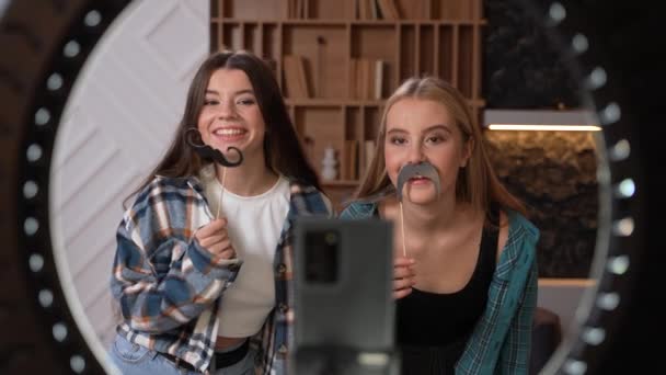 Dva Teenageři Blbnou Tancují Falešnými Kníry Mladé Krásné Ženy Pózující — Stock video