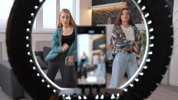 两名少女为社交媒体的挑战拍摄舞蹈 年轻自信的女人跳嘻哈 看着镜头 快乐无忧无虑的青少年在电话上记录舞蹈 高质量的镜头 — 图库视频影像